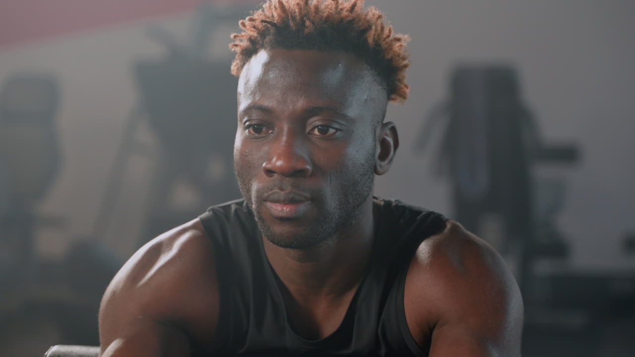 hombre trabajando con pesas en un gimnasio
