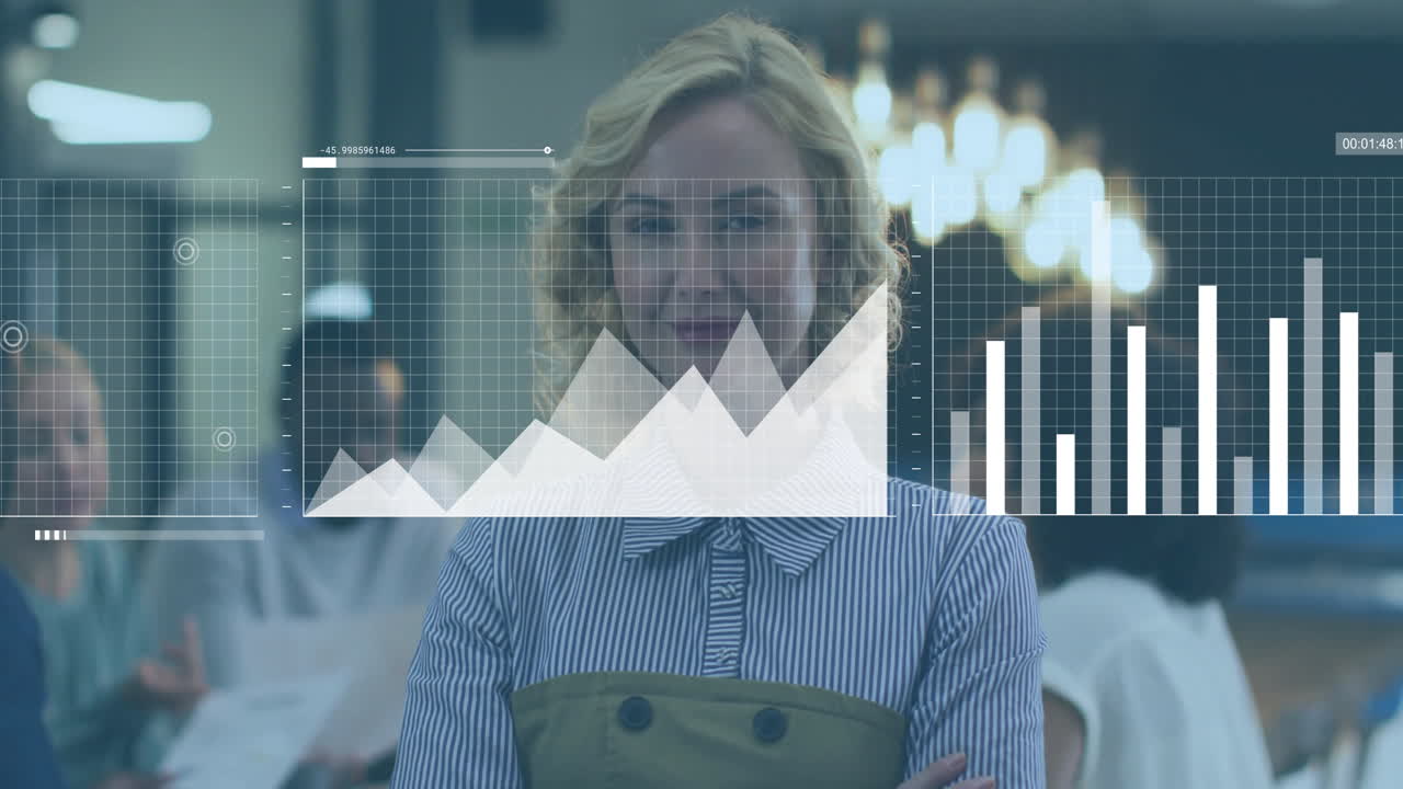 анимация обработки финансовых данных над кавказской деловой женщиной в офисе