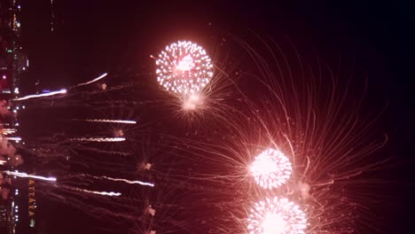 fondo de fuegos artificiales reales de colores abstractos con un gran espectáculo de fuegos artificiales brillantes con luces bokeh en el cielo nocturno