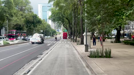 Toma-A-Cámara-Lenta-Del-Transporte-Público-En-La-Ciudad-De-México-Circulando-Por-El-Paseo-De-La-Reforma