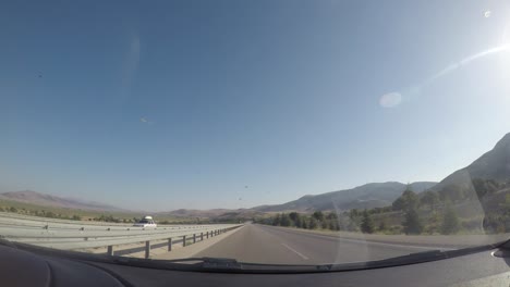 vista de la ciudad, la naturaleza y el tráfico desde la cámara dentro del vehículo.