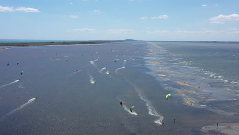 Hombres-Kitesurf-En-Etang-De-Thau-Toma-Aérea-Día-Soleado-Y-Ventoso-Francia