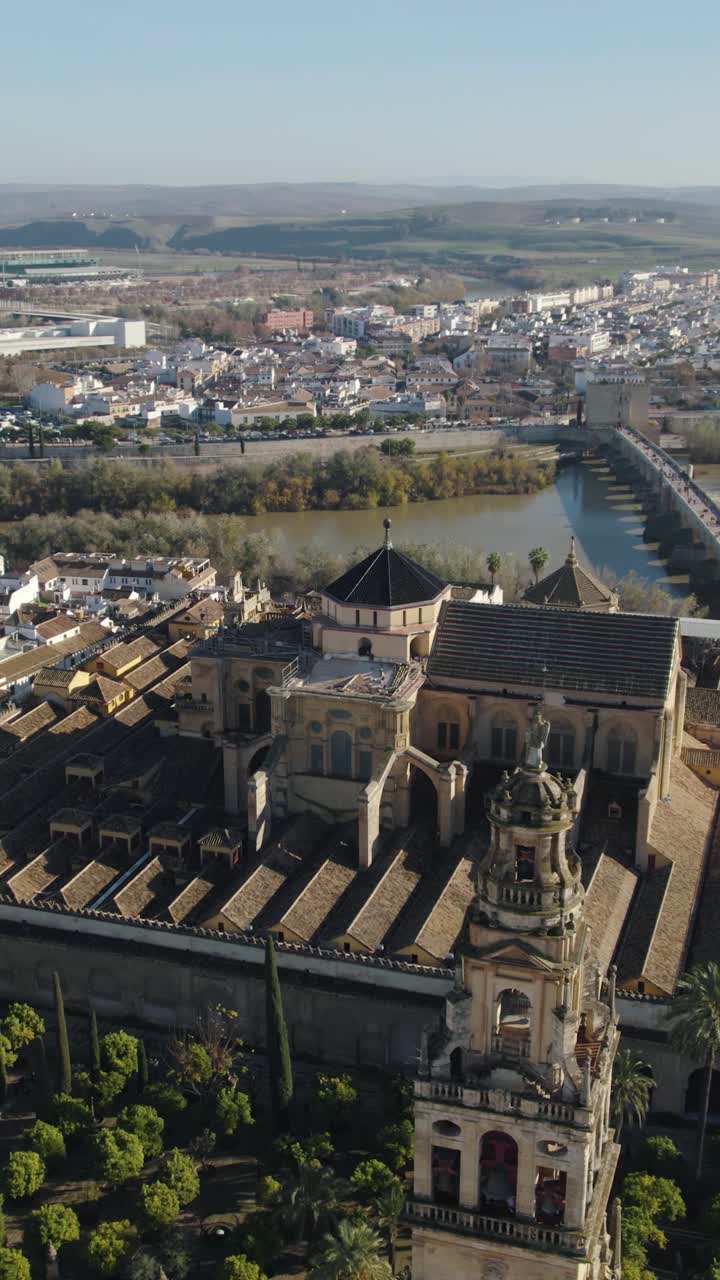 Revelando a Mesquita-Catedral de Nossa Senhora da Assunção e a paisagem urbana histórica circundante de Córdoba, Espanha. Aérea vertical.