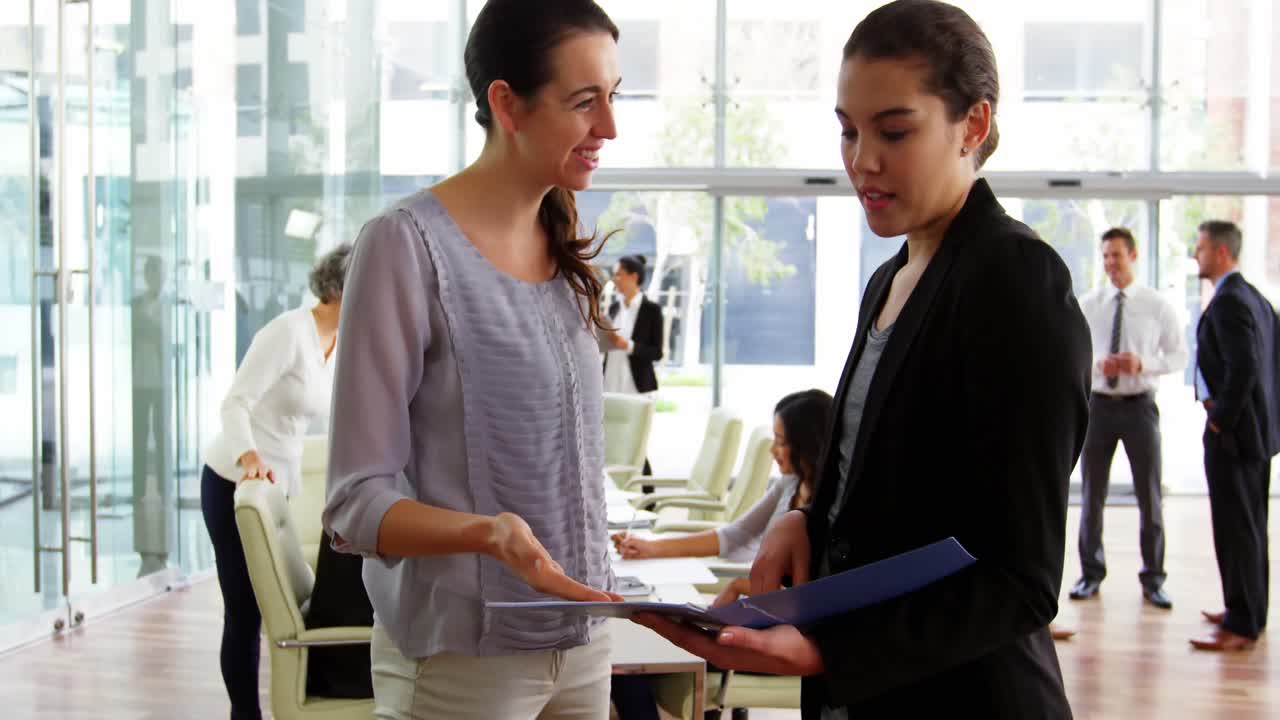 mujeres de negocios teniendo una discusión en el archivo