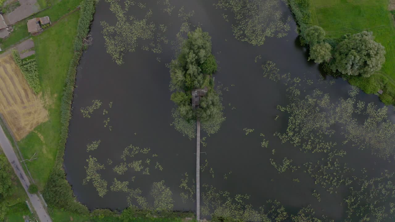 우크라이나 - 아름다운 호수 한가운데 있는 유명한 어부의 오두막 - 드론 영상