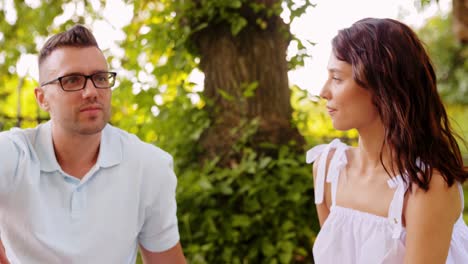 Feliz-Pareja-Comiendo-Pizza-En-La-Calle-De-La-Ciudad.-Vacaciones-De-Verano,-Concepto-De-Comida-Y-Personas-Feliz-Pareja-Joven-Comiendo-Pizza-Para-Llevar-En-La-Calle-De-La-Ciudad