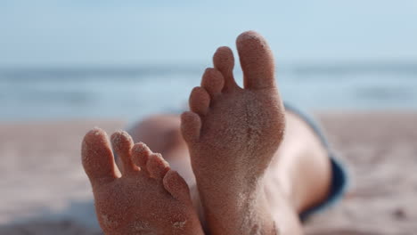 Cerrar-Los-Pies-De-Una-Mujer-Relajándose-En-La-Playa-Turista-Disfrutando-De-Unas-Cálidas-Vacaciones-De-Verano-En-La-Playa-Tropical