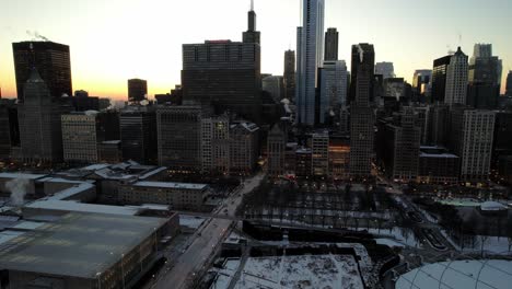 toma cinematográfica del paisaje urbano nevado de chicago durante la noche, altos rascacielos