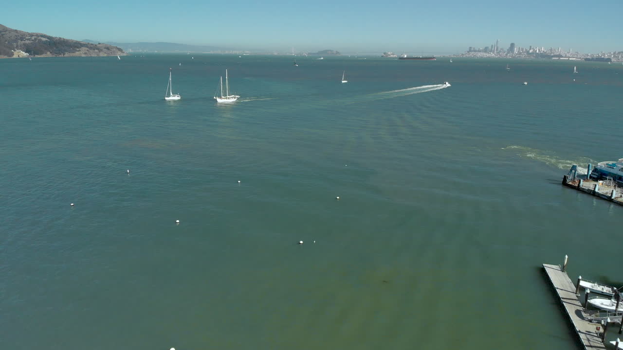 volando sobre la costa del puerto de sausalito con san francisco al fondo