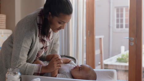 Junge-Mutter-Küsst-Glückliches-Baby,-Lacht-Und-Genießt-Die-Liebevolle-Mutter,-Die-Ihr-Kleinkind-Zu-Hause-Pflegt