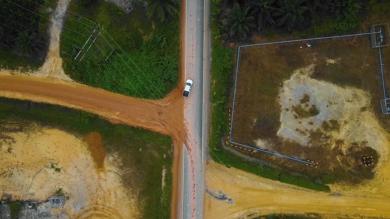 imágenes cinematográficas de drones de secuencias de vehículos ligeros mazda blancos en medio de la jungla rodeadas de deforestación de palmeras ubicadas en indonesia en alta definición
