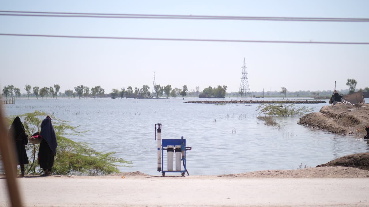 purdah를 입은 두 여성의 비디오가 보입니다.