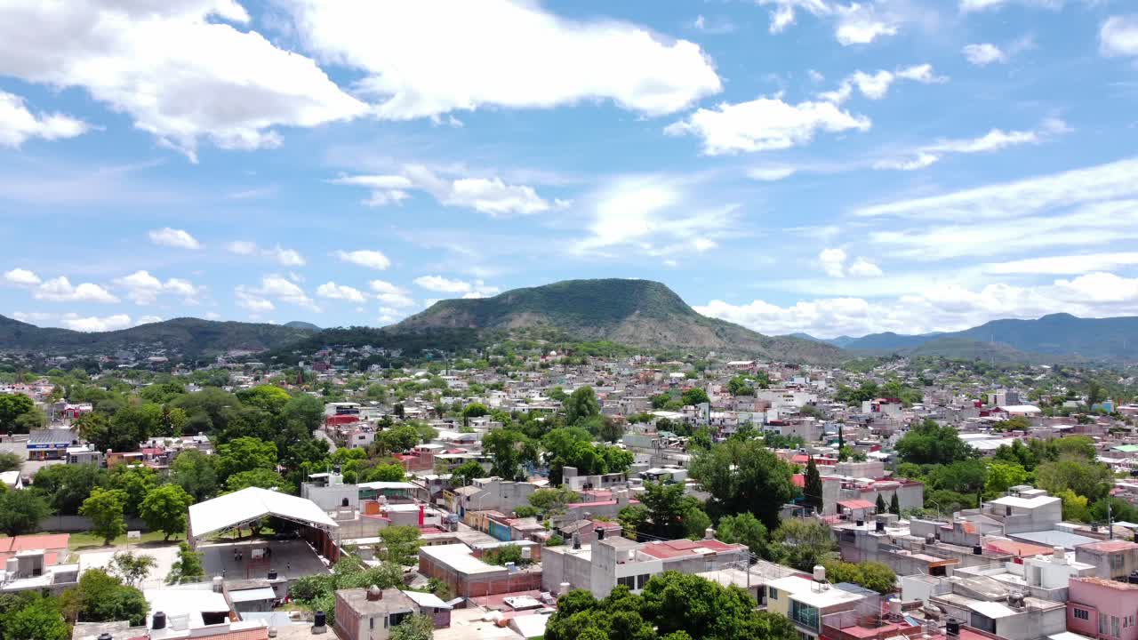 un viaje aéreo hacia la montaña yucunitza en huajuapan de león, oaxaca, méxico