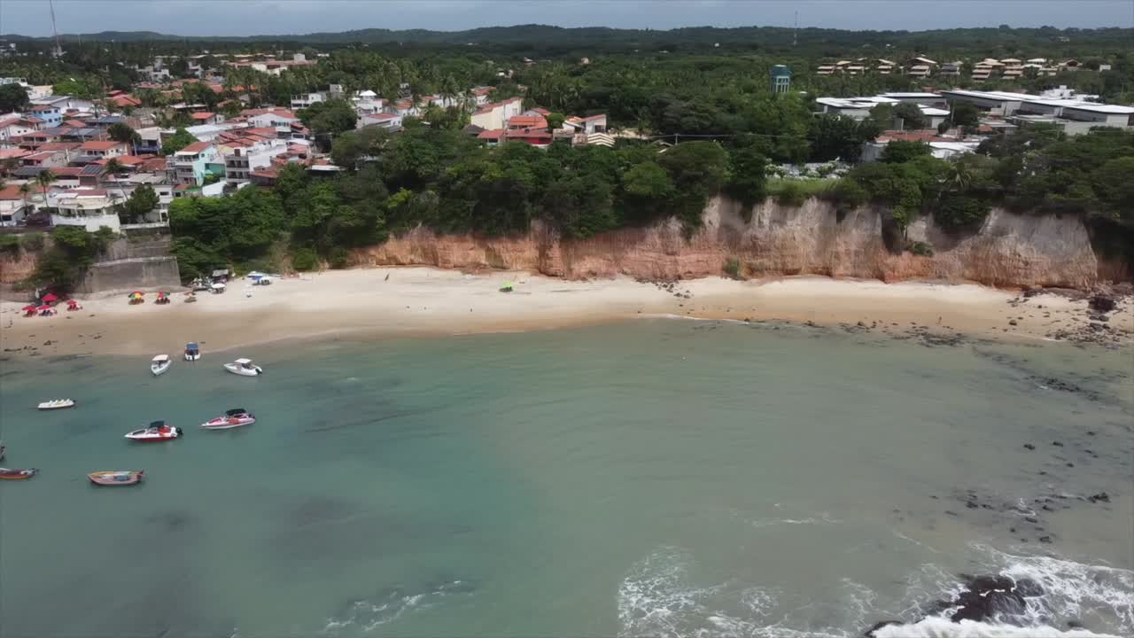 toma aérea de drones de la playa de pipa brasil