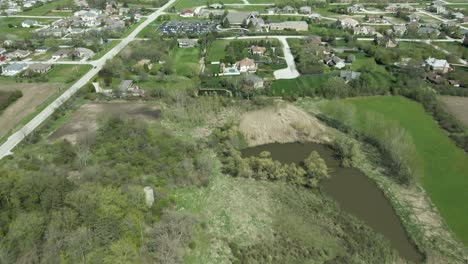 Aerial-vertical-reveal-of-a-suburban-area-in-the-western-suburbs-of-Chicago-Illinois,-near-Lemont