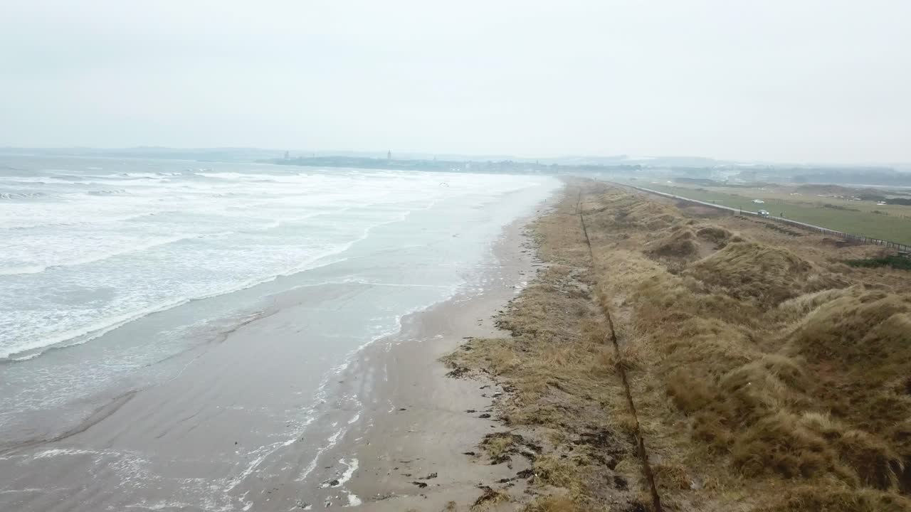 Bølger på den lange strand ved St Andrews by, Skotland