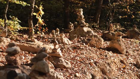 Ein-Steinhaufen,-Der-Auf-Dem-Herbstlichen-Waldboden-Balanciert-Ist