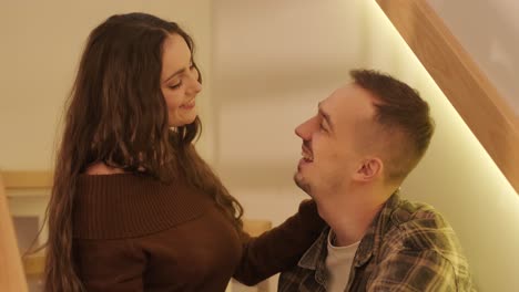 una pareja enamorada está pasando tiempo en casa.