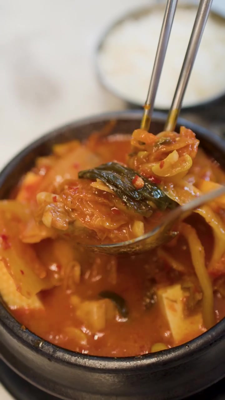 Kimchi Jjigae Lezat dengan Tahu Disajikan dalam Mangkuk Keramik