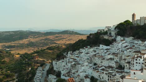 Pueblo-De-Color-Blanco-Situado-En-La-Ladera-De-Una-Colina-En-Estepona,-España