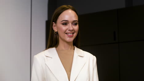 Hombre-En-Traje-Elegante-Con-Mazo-Y-Mujer-Sosteniendo-Libro