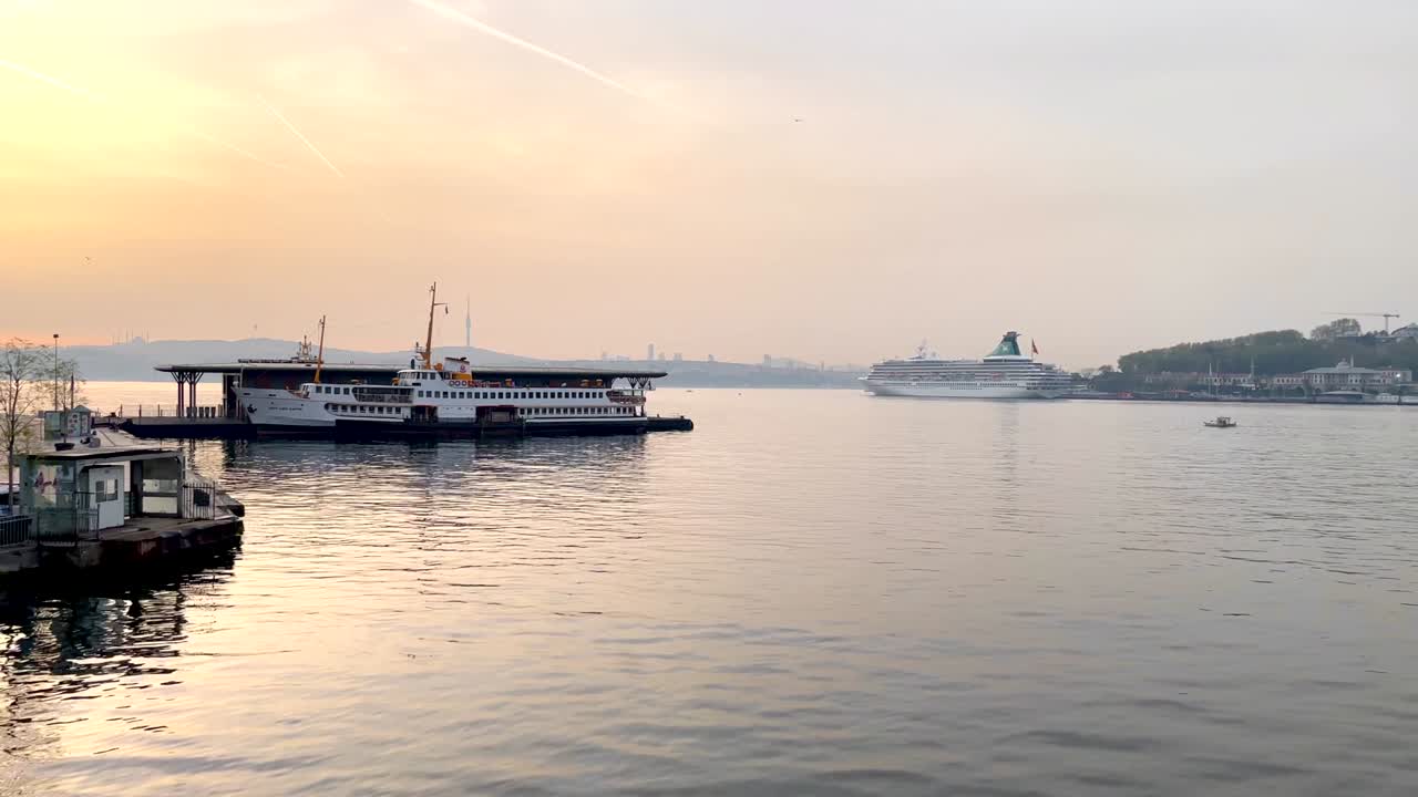 이스탄불은 유럽과 아시아 대륙 사이에 있는 꿈의 도시입니다.