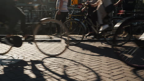 Fahrräder-Und-Fußgänger-Auf-Schmaler-Brücke-In-Amsterdam-Am