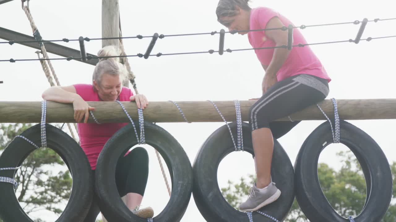 amigas disfrutando de hacer ejercicio en el campamento de entrenamiento juntas