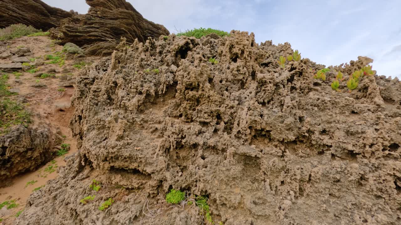 pan de acantilados de piedra caliza erosionados y el cielo