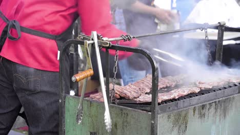 chef preparando carne para el servicio de catering en un evento