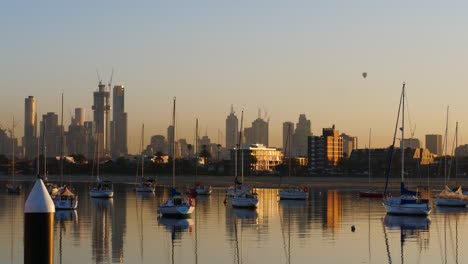 Sailboats---Yacht-floating-on-habour-St-Kilda-Pier-City-Sunrise,-Melbourne