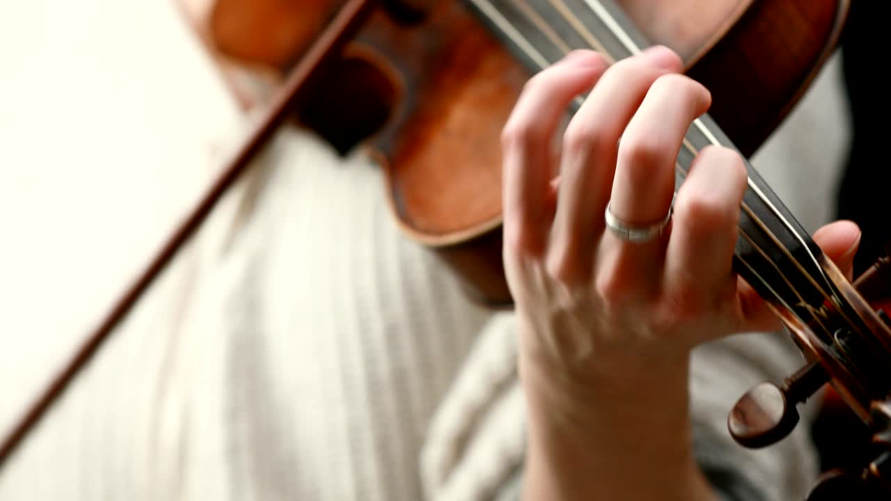 violinist playing - closeup of her hands