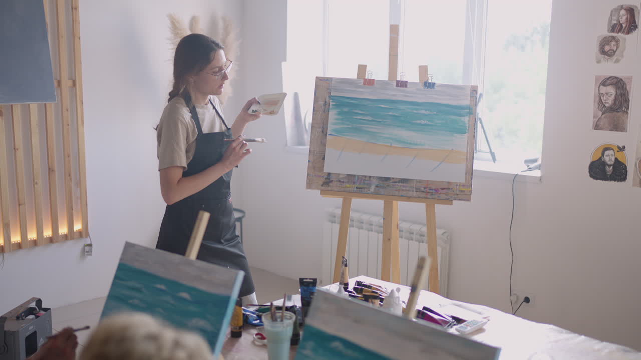 una joven enseña a dibujar.