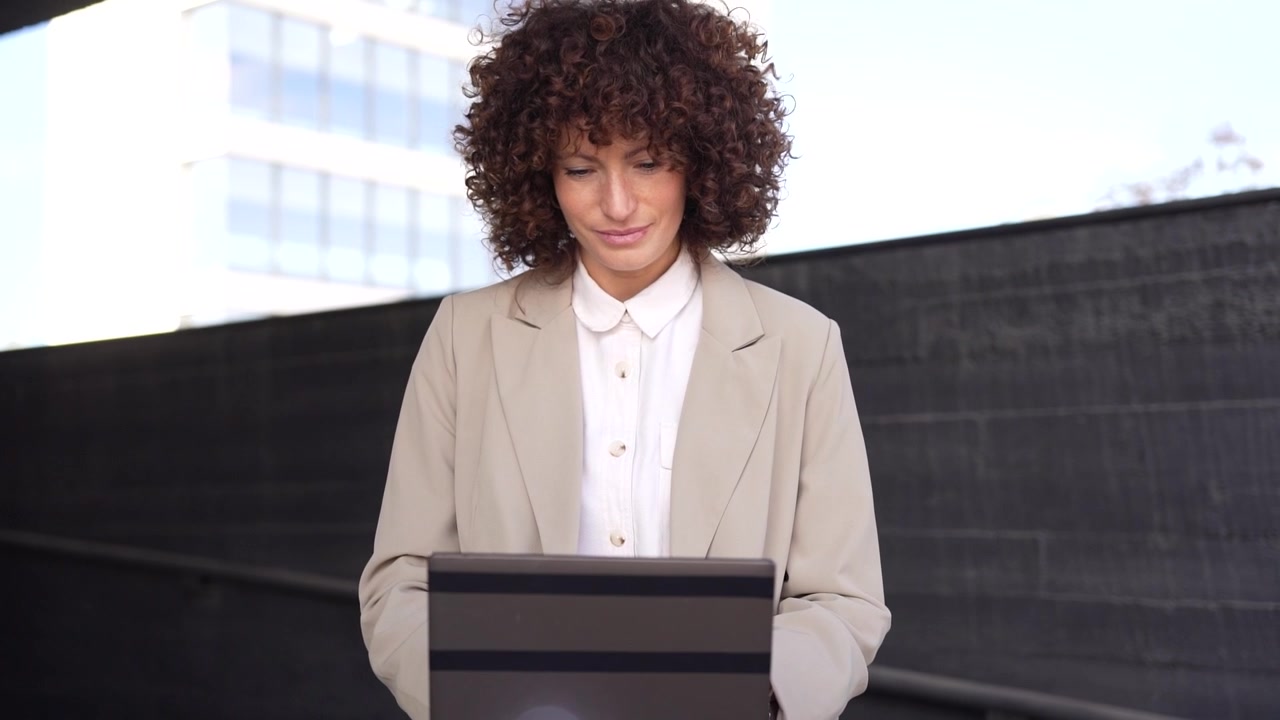 Uma mulher profissional trabalha em seu laptop ao ar livre, unindo natureza e negócios.