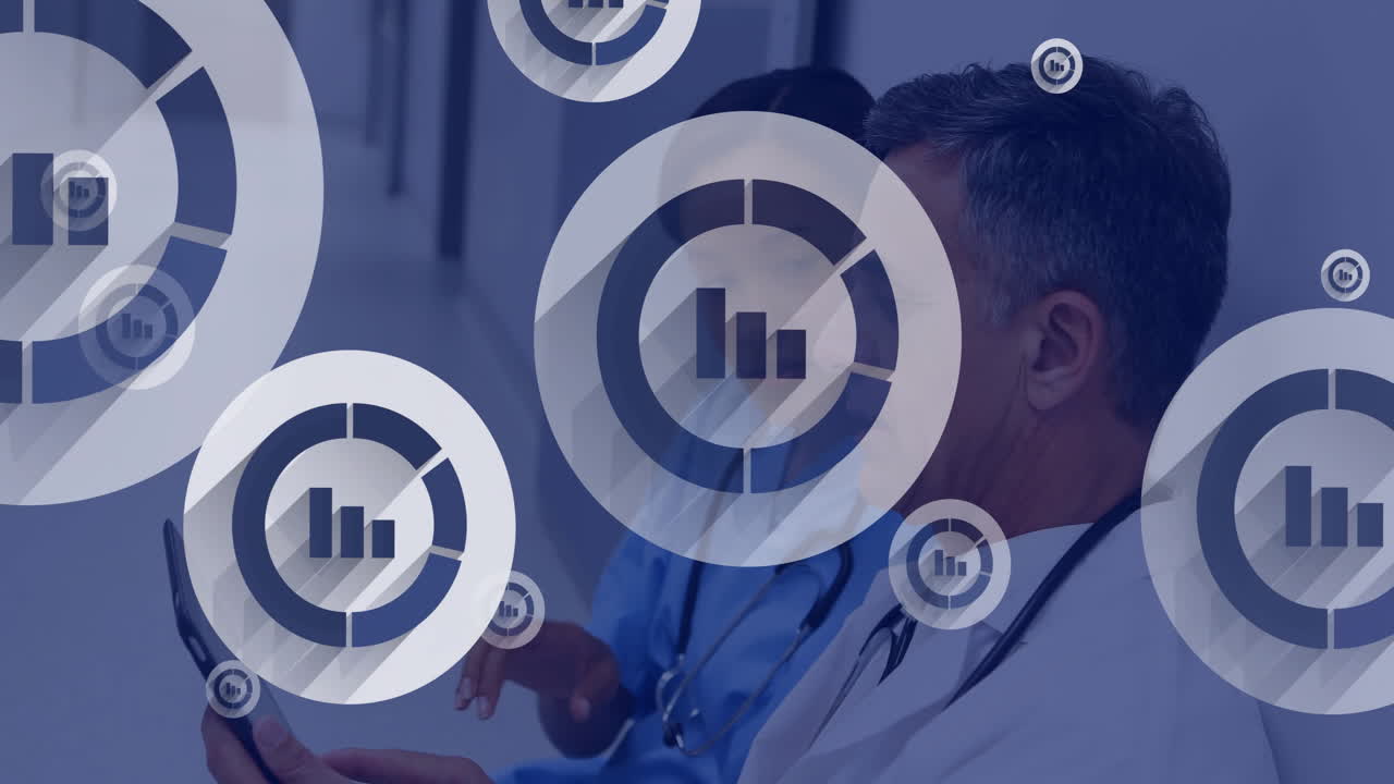 animación de la red de conexiones con iconos a través de diversos médicos que utilizan portátiles