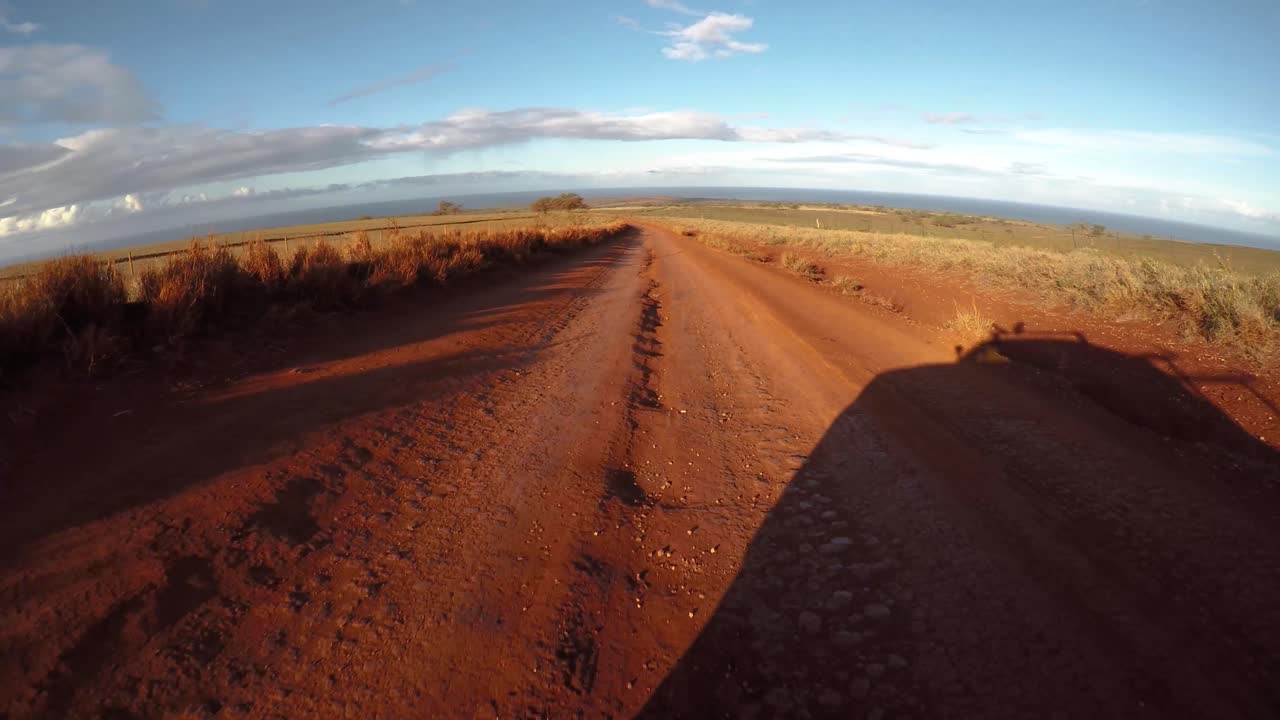 punto de vista desde la parte delantera de un vehículo que viaja por un camino de tierra lleno de baches en molokai hawaii desde maunaloa hasta hale o lono 1
