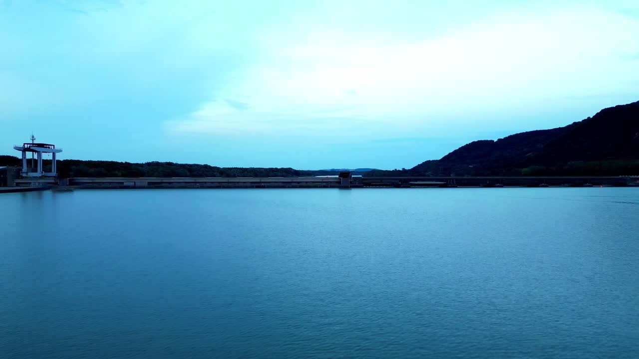 저녁 일찍 도나우 수력 발전소 위를 날아다니는 - 드론 촬영