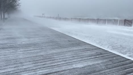 Schneesturm-Mit-Promenade-In-Der-Nähe-Der-Küste.-Handheld