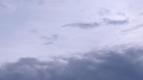 Nubes-Volando-Por-El-Cielo-Lentamente,-Vista-De-Lapso-De-Tiempo