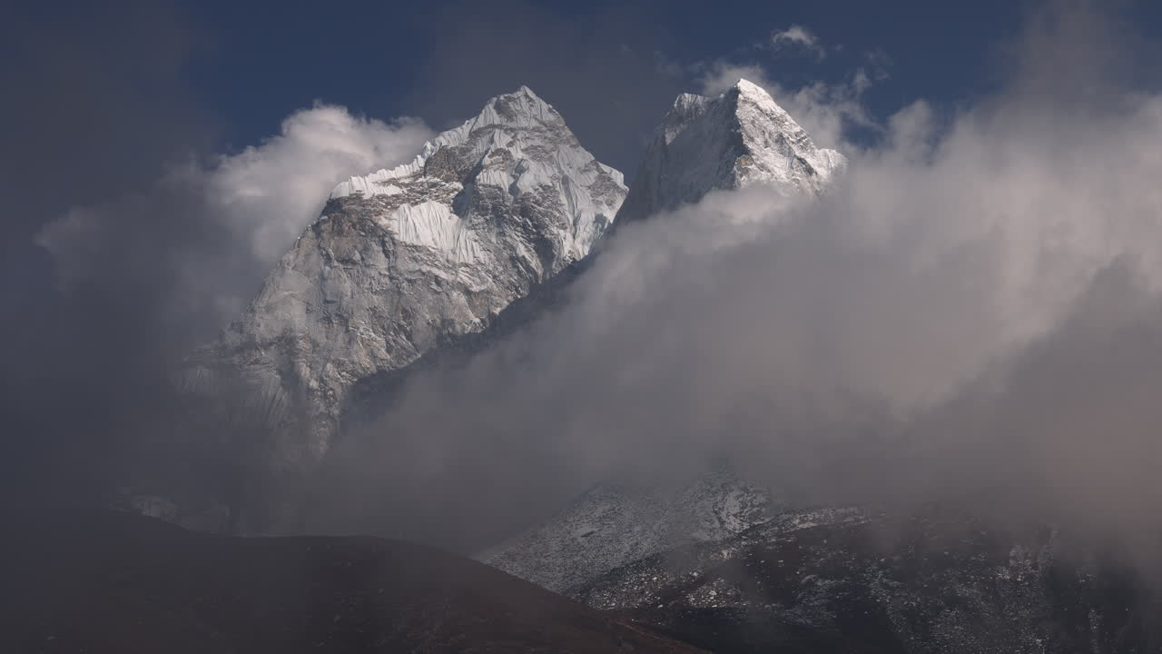 Nuvole in slow motion sopra le cime delle montagne in Nepal, sull'Himalaya.
