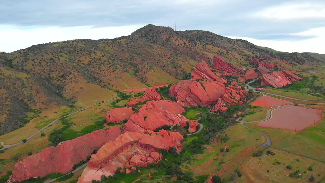붉은 바위의 공중 패닝 샷, 콜로라도 주 덴버 외곽의 야외 라이브 공연장
