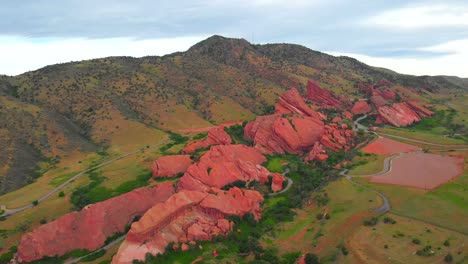 Luftschwenk-Von-Roten-Felsen,-Live-Veranstaltungsort-Im-Freien-Außerhalb-Von-Denver,-Colorado