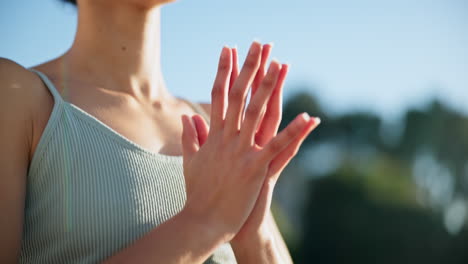 Glückliche-Frau,-Yoga-Und-Entspannung-In-Der-Natur