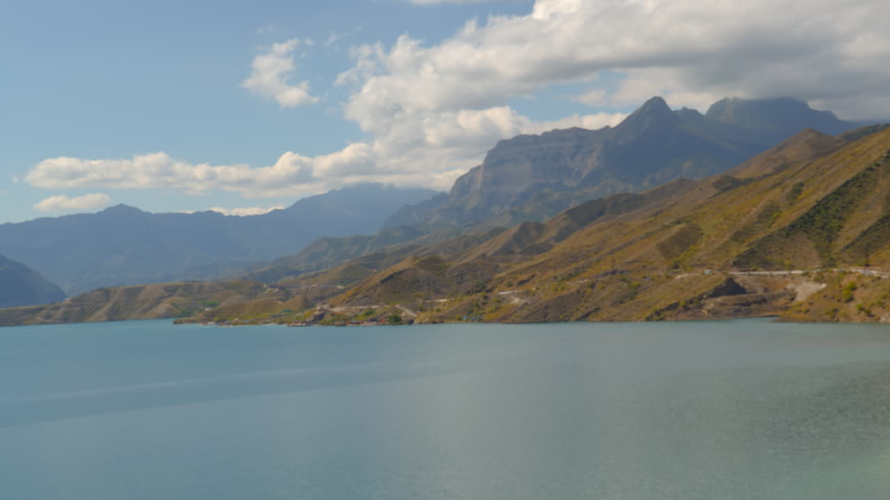 Paesaggio panoramico di laghi e montagne