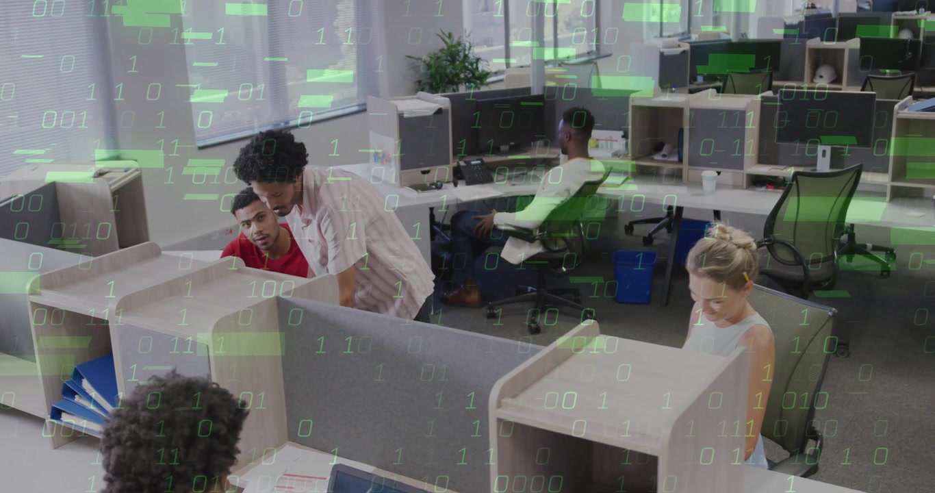 Kode biner melayang di kantor teknologi, melapisi sistem dan menggabungkan data sementara rekan kerja sedang bekerja.