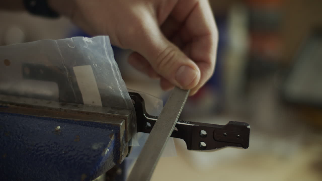 artesano en un taller en casa. 4k