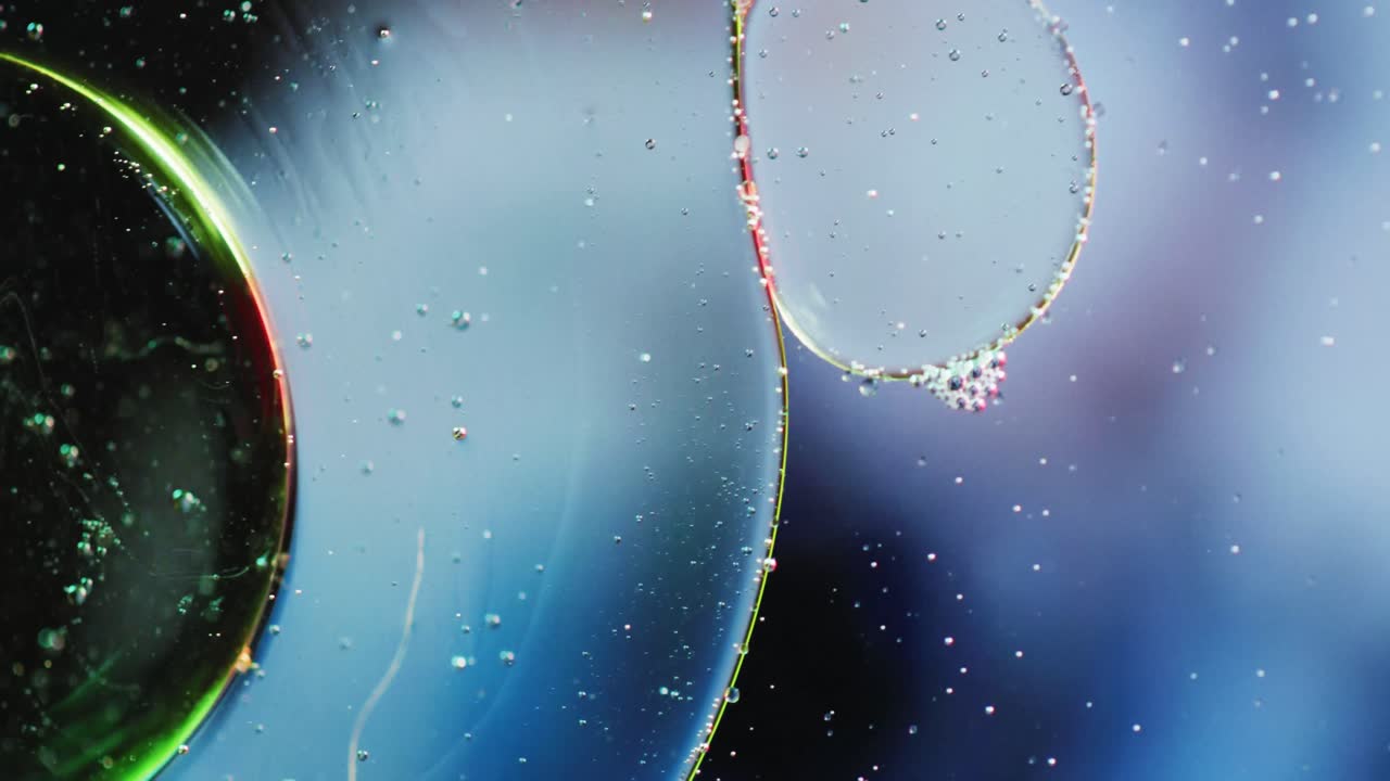 복사 공간과 함께 파란색 배경에 움직이는 거품의 애니메이션