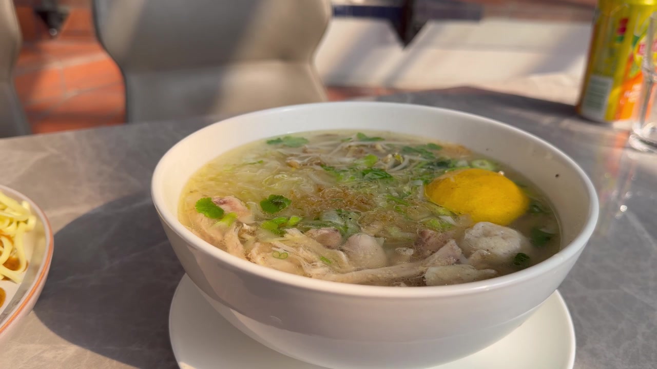 Món súp Việt Nam gọi là Phở Gà.