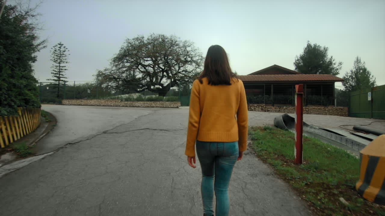 구름이 많은 날 공장을 돌아다니는 어린 소녀