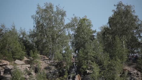cascada en una cantera con turistas